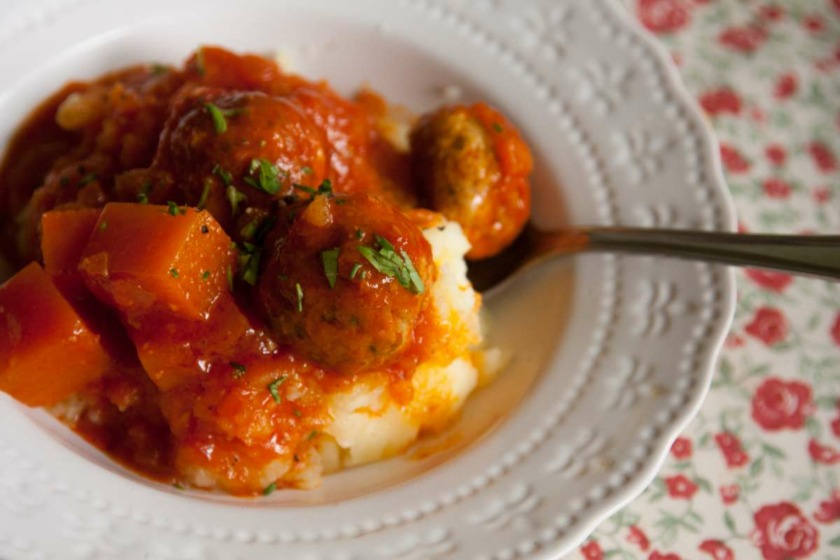 הבלוג של לייזה פאנלים | יומן מטבח קטן של עקרת בית גדולה | אוכל ילדים. קציצות ברוטב אדום עם פירה. 1