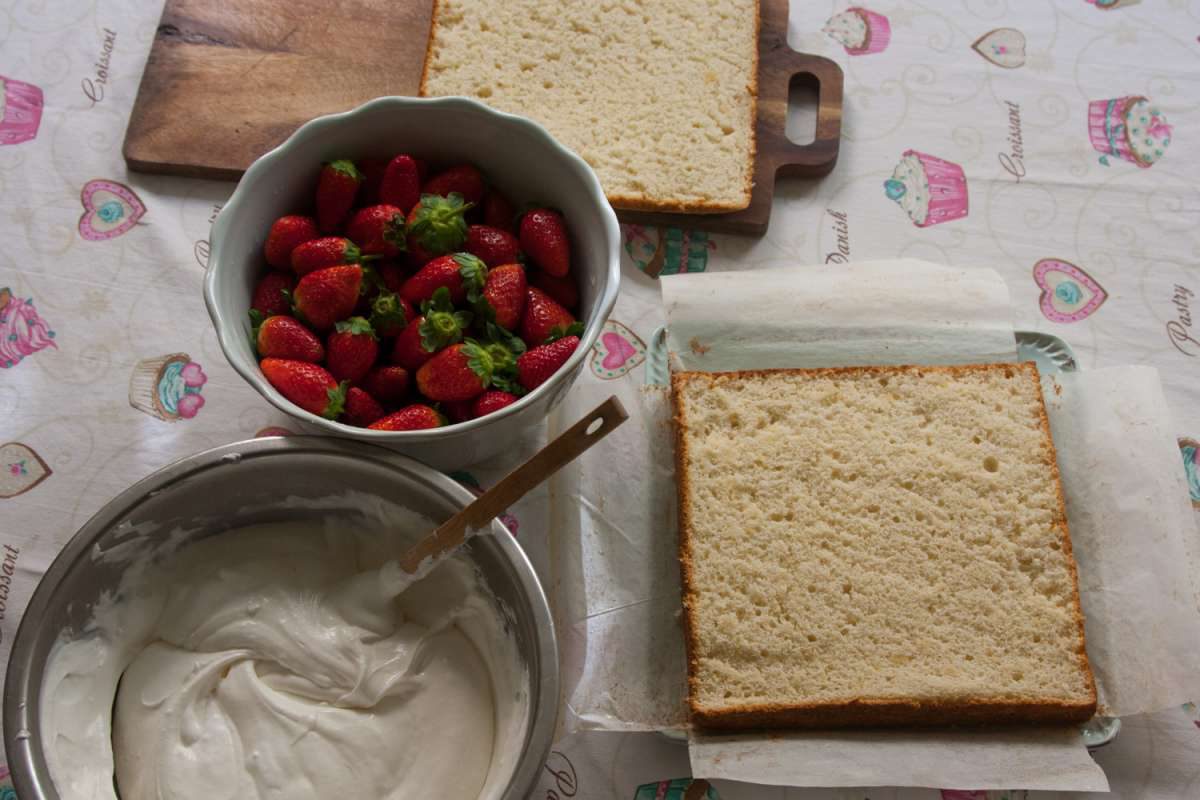 הבלוג של לייזה פאנלים | יומן מטבח קטן של עקרת בית גדולה | עוגת תותים וקצפת 3